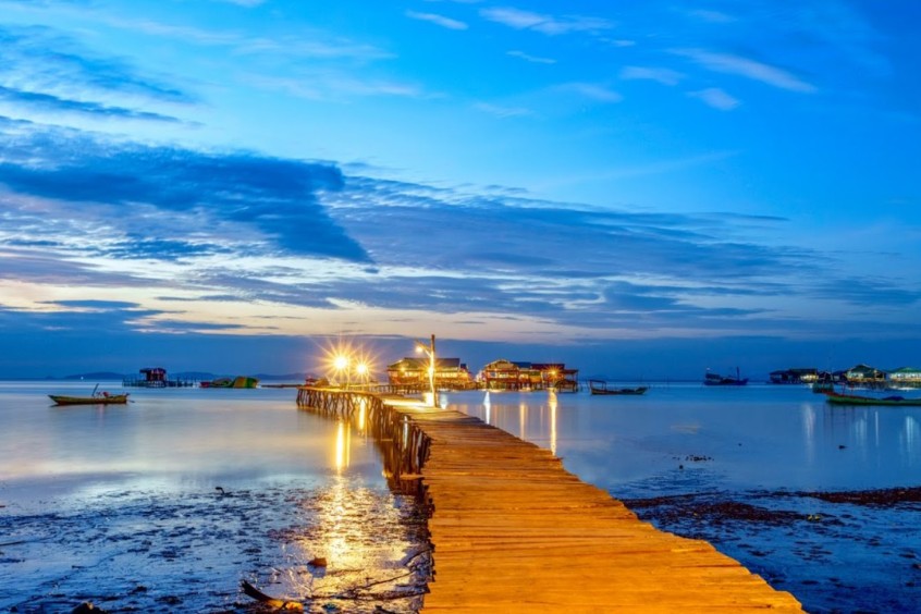 hoàng hôn rực rỡ tại làng chài ánh chiều tà 