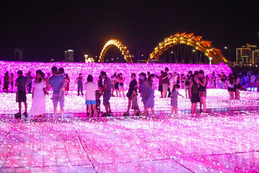 Cầu Rồng với hàng trăm nghìn đèn LED chuyển màu