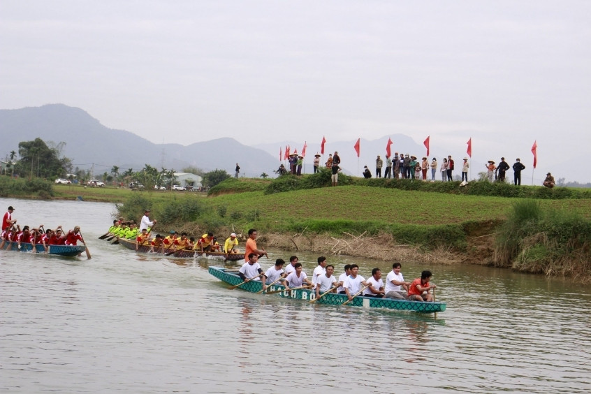 Cảnh đua thuyền rực rỡ trên sông Túy Loan hoạt động hấp dẫn nhất lễ hộiCảnh đua thuyền rực rỡ trên sông Túy Loan