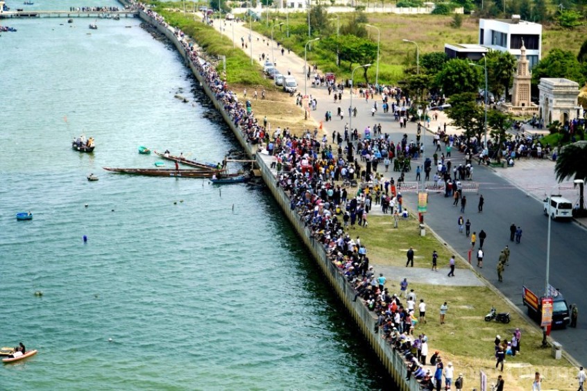 hình ảnh khán giả đứng hai bên bờ cổ vũ các đội đua