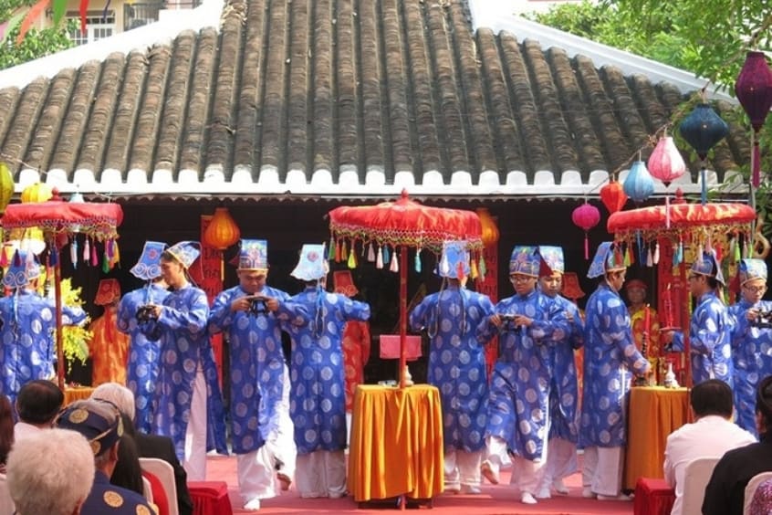 Nghi thức dâng hương trang nghiêm tại lễ hội làng Hòa Mỹ