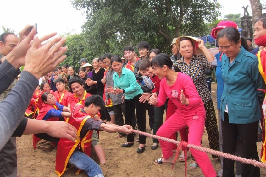 Trò chơi kéo co náo nhiệt tại lễ hội làng Hòa Mỹ Đà Nẵng không khí vui tươi gắn kết cộng đồng
