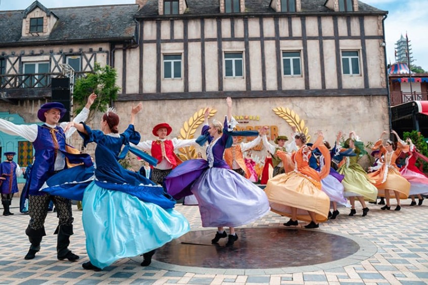 Lễ hội Carnival hóa trang sôi động