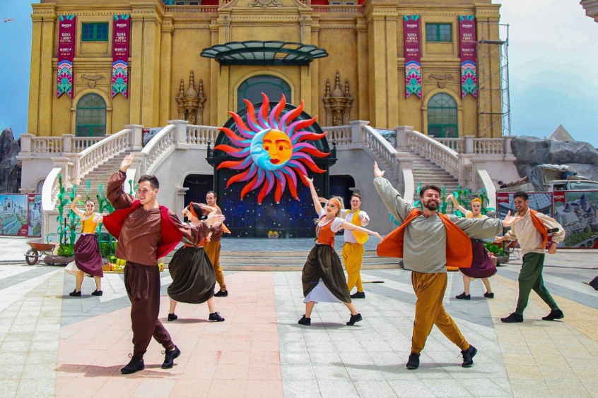 Quảng trường Du Dôme không khí Trung Thu cổ tích