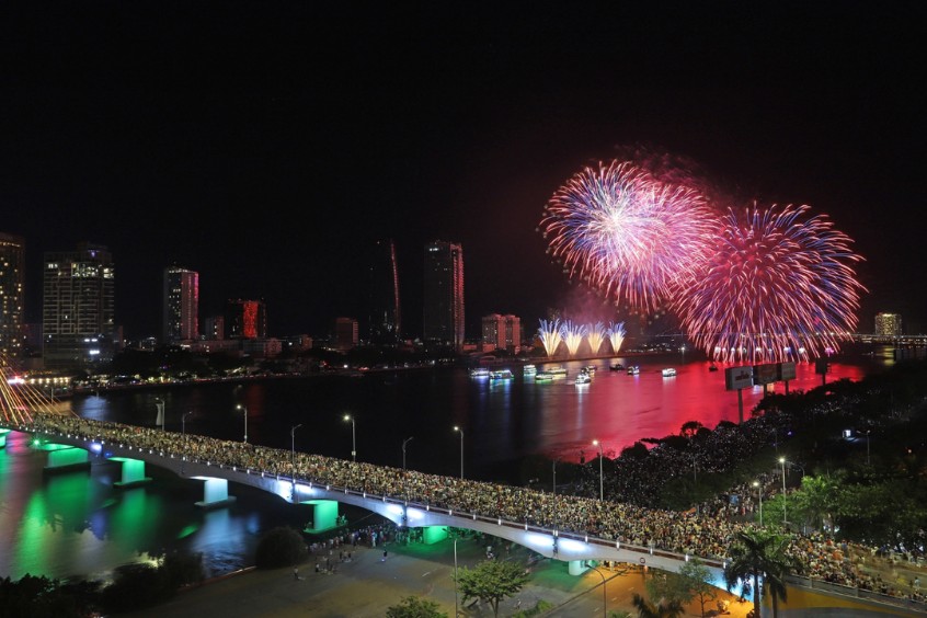 Hàng ngàn khán giả chen chúc trên cầu 