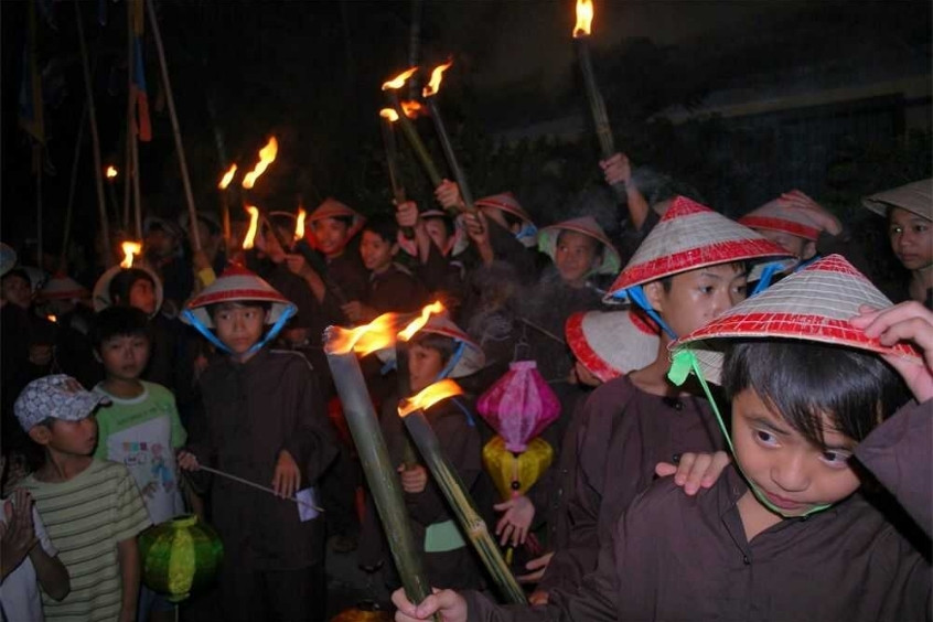 Lễ rước bắt đầu từ đình làng từ sáng sớm 