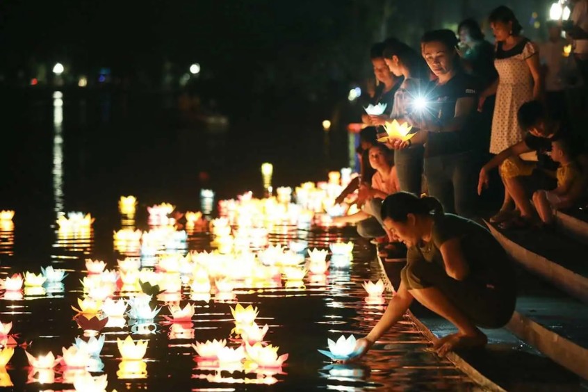 đèn hoa đăng lung linh trôi trên sông Hoài