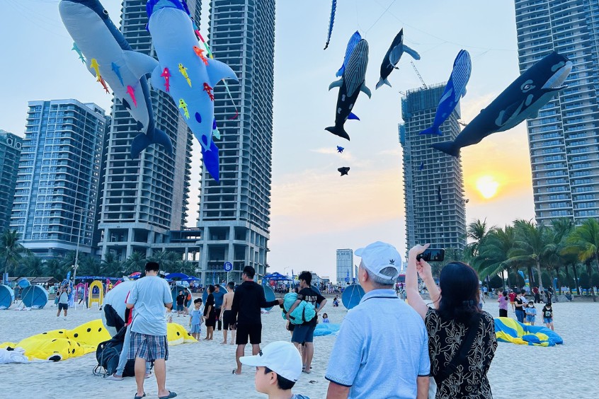 du khách chiêm ngưỡng diều nghệ thuật