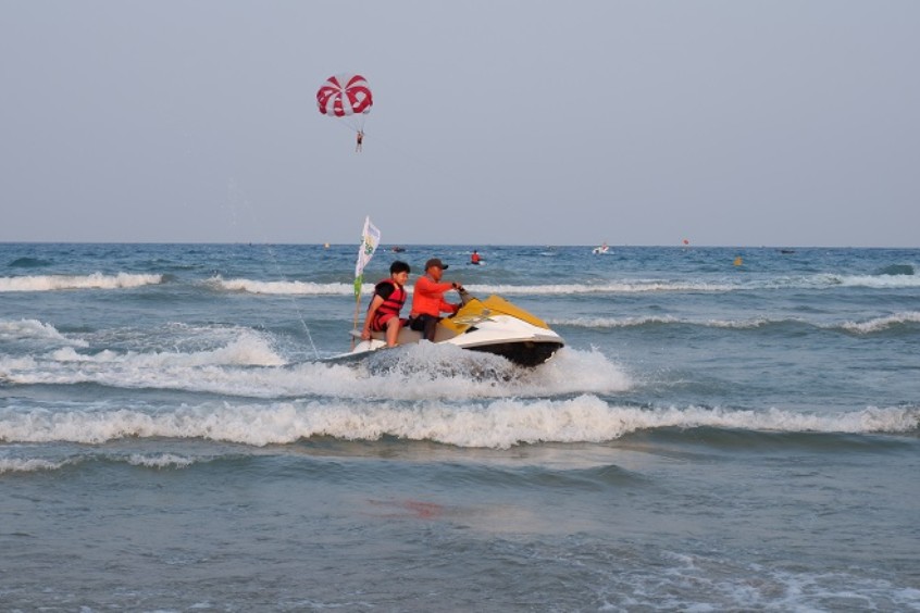 du khách tham gia thể thao và giải trí trên biển sôi động