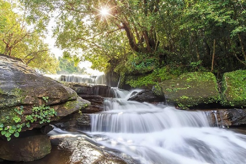 Cảnh suối Đá Bàn Phú Quốc hoang sơ, thác nhỏ trắng xóa và đá bàn độc đáo trong mùa mưa