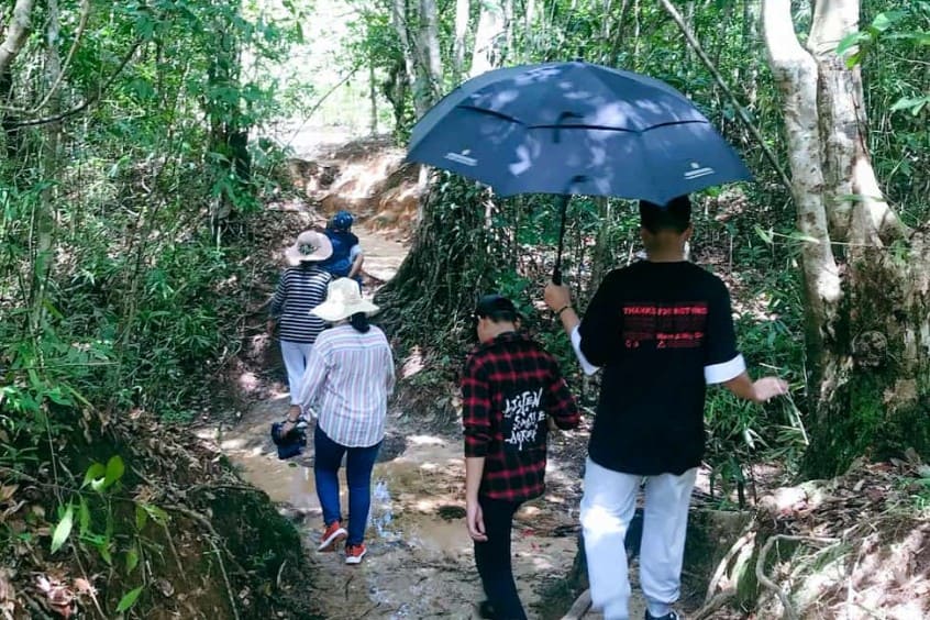 đi bộ dọc lối mòn, hít thở không khí trong lành