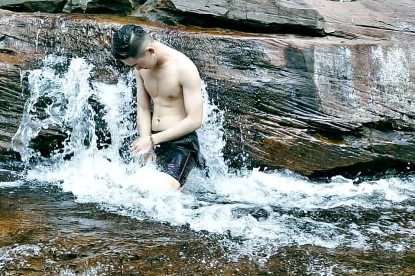 tắm suối giải tỏa cái nóng sau khi đã thấm mệt