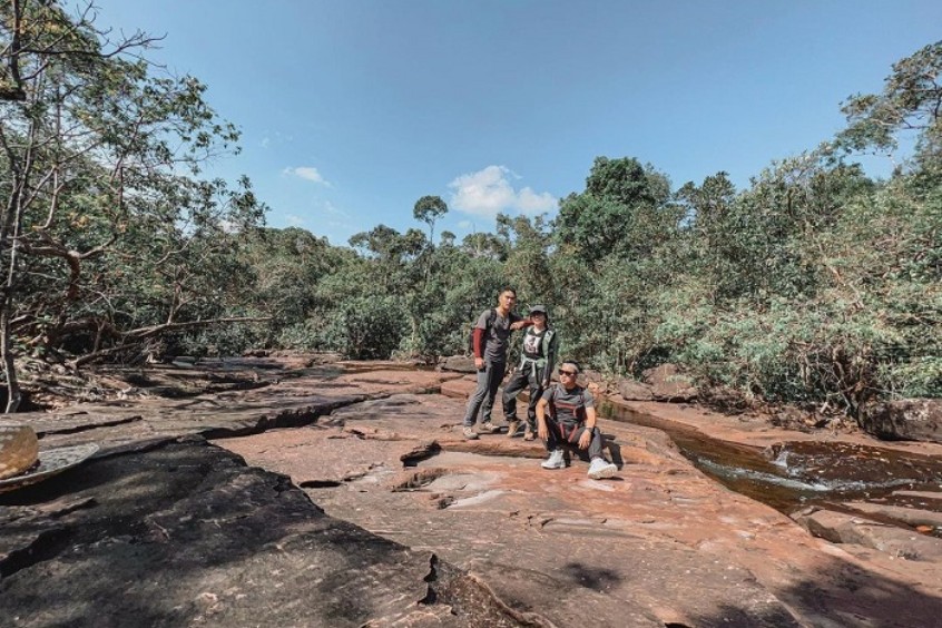 trekking và chinh phục 7 tầng thác nước