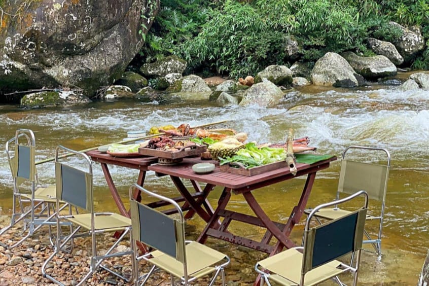 thưởng thức các món ăn tại khu du lịch