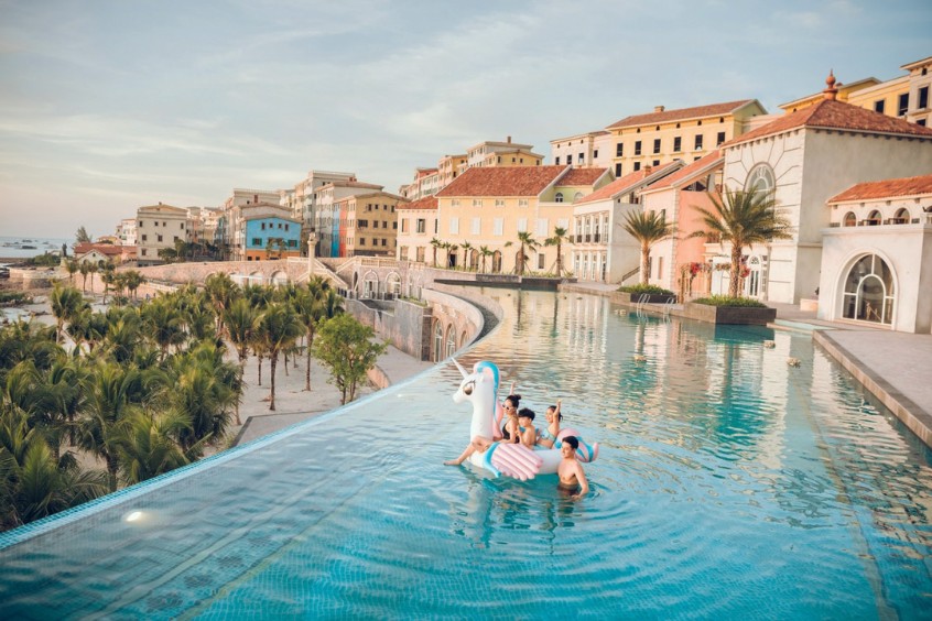 Bể bơi vô cực view biển triệu đô