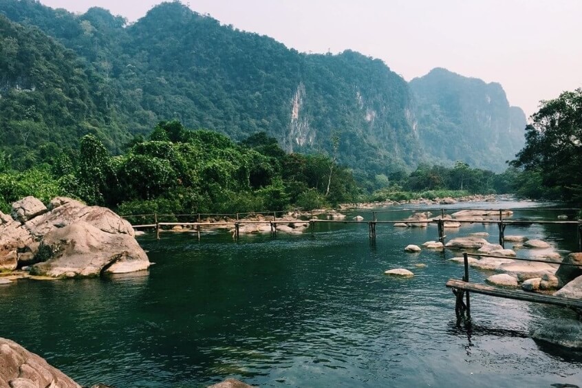 Đắm mình trong làn nước trong vắt tại Suối Nước Moọc, giữa lòng rừng nguyên sinh