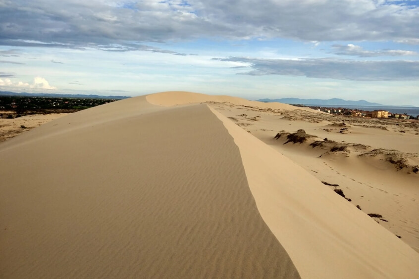 Trải nghiệm trượt cát đầy phấn khích tại Cồn Cát Quang Phú