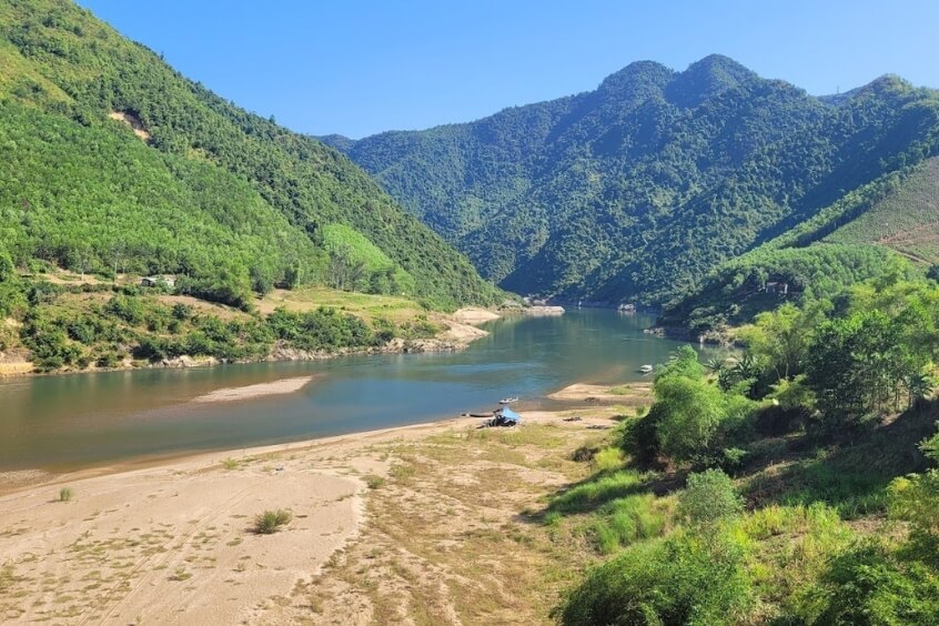 Cảnh sắc thiên nhiên kỳ vĩ - Hòn Kẽm Đá Dừng 