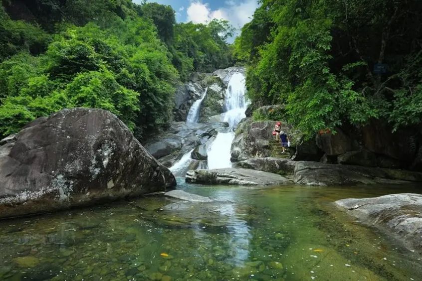 Thư thái tại Thác Khe Vằn, cảm nhận sự tươi mát của thiên nhiên