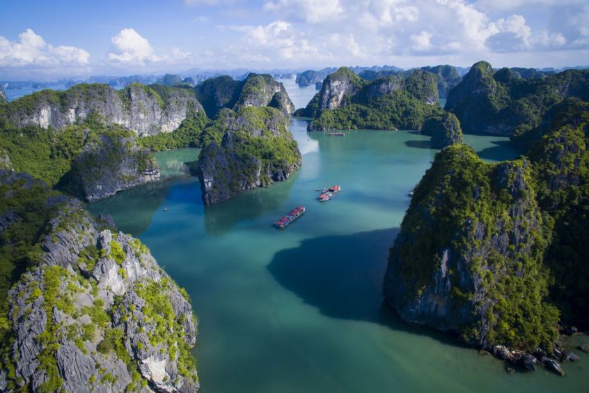 Lạc lối trong mê cung đá vôi và làn nước xanh ngọc của Vịnh Bái Tử Long