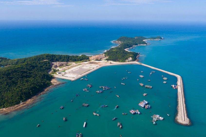 Đắm mình trong làn nước trong vắt và tận hưởng không khí trong lành ở Đảo Cô Tô