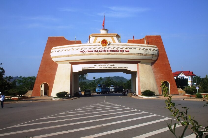 Chạm ngõ Cửa khẩu Lao Bảo, điểm đến của những chuyến đi xuyên biên giới