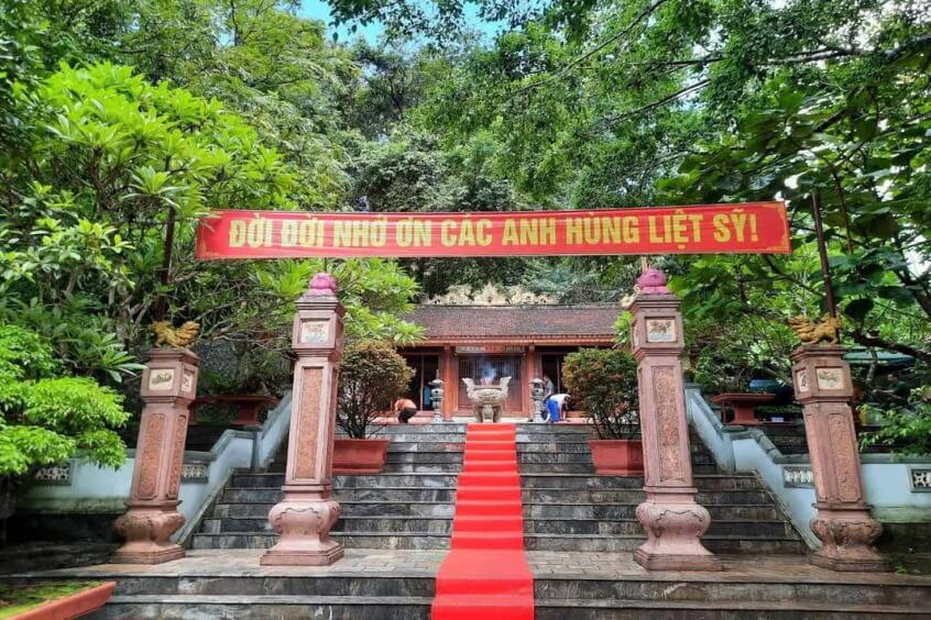 Lặng mình trước Hang Tám Cô, tri ân những hy sinh thầm lặng