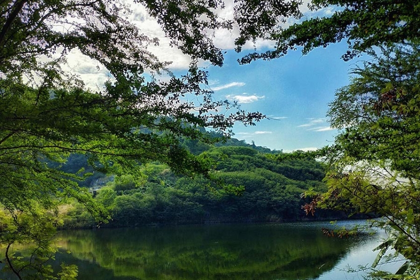 Hồ Núi Đá - Mặt gương xanh giữa vùng biên giới