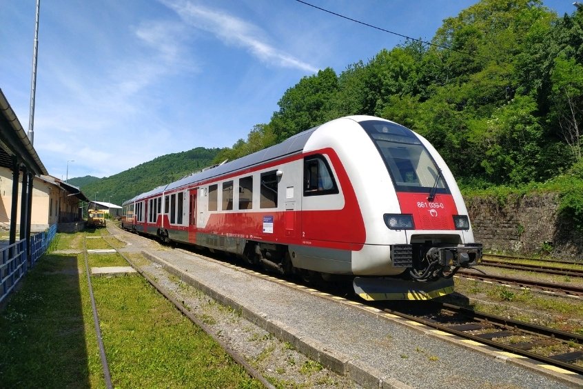Tàu hỏa Slovakia sẵn sàng lăn bánh qua những vùng quê yên bình và rừng núi