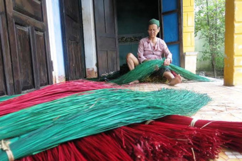 nghệ nhân lớn tuổi dệt chiếu