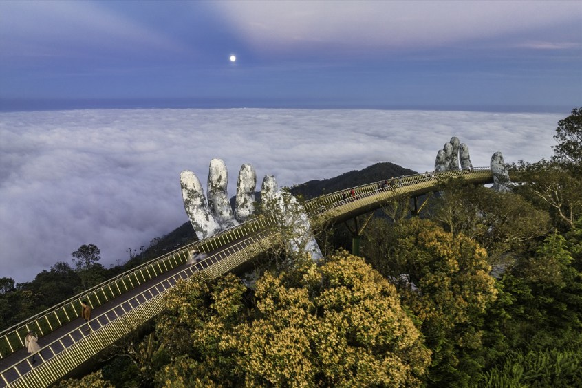 Cầu vàng bị bao phủ trong mây