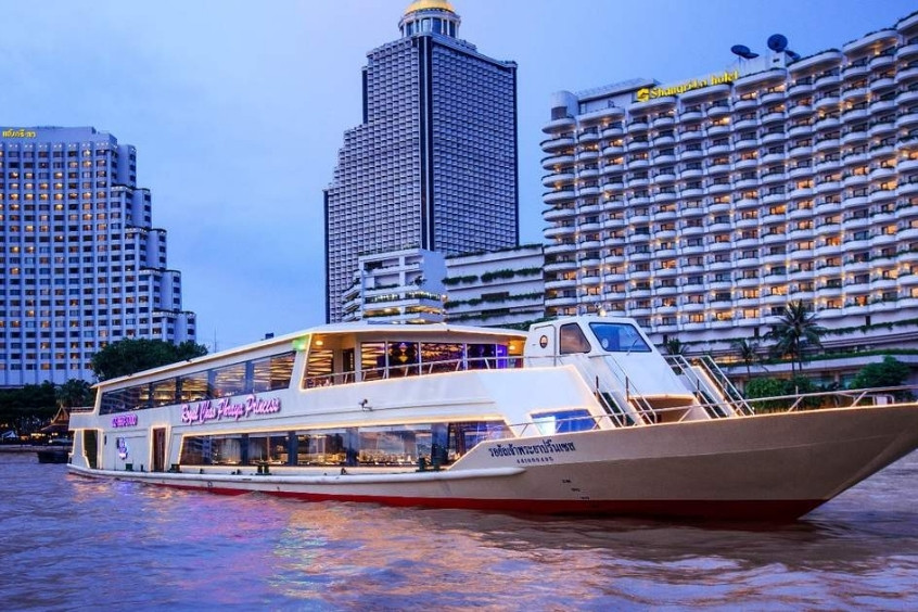 Du thuyền trên sông