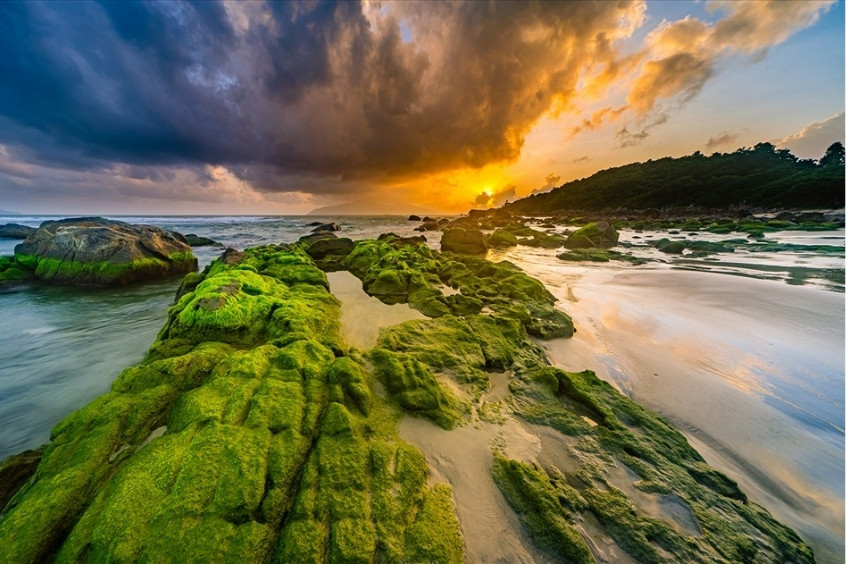 Bình minh biển Nam Ô