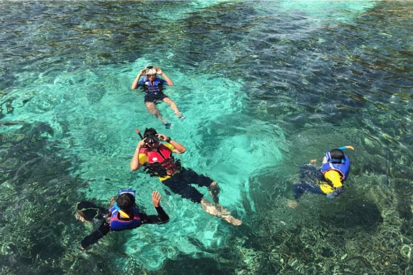 trải nghiệm tắm biển tại bãi đá đen