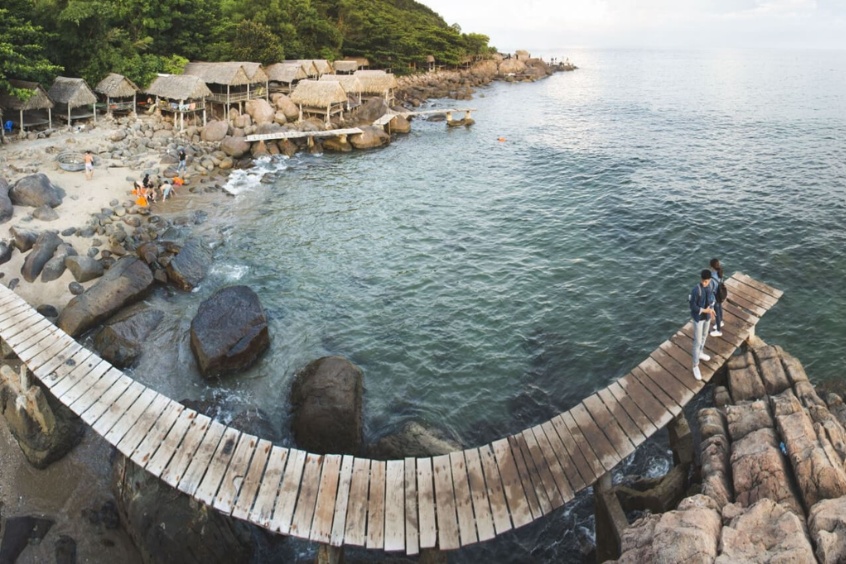 Bãi đá đen đẹp nhất vào thời điểm nào