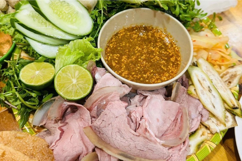 nhiều món ăn kèm hấp dẫn như bê xào sả ớt, gân bê trộn chua cay