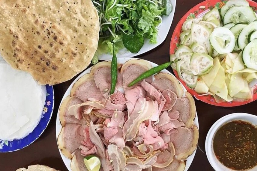 Thịt bê hương vị đậm đà và nước chấm mè đặc trưng