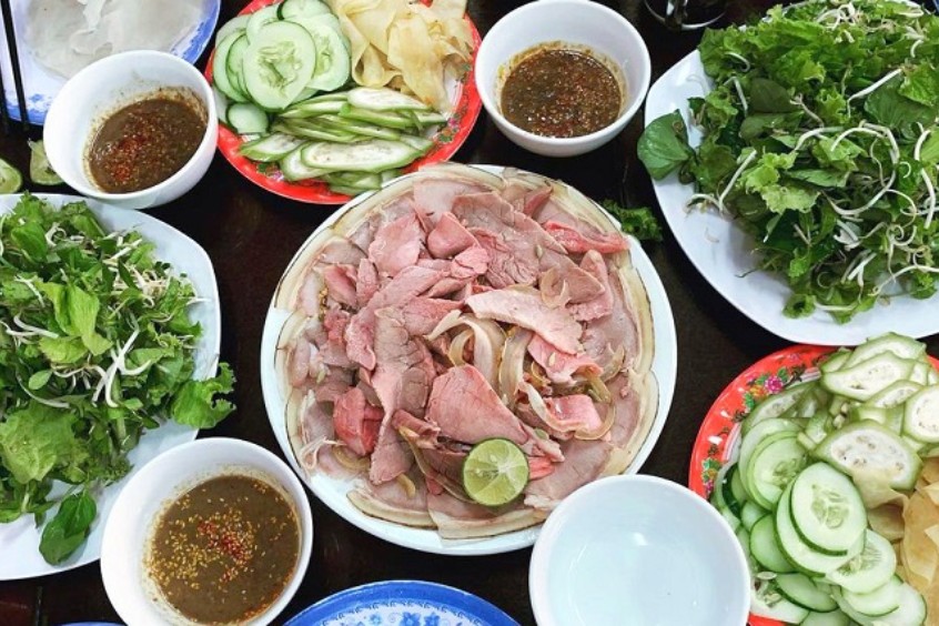 Thịt bê thui được thái mỏng ăn kèm rau sống 