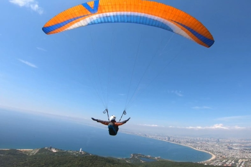 Bay Dù Lượn trên biển mỹ khê