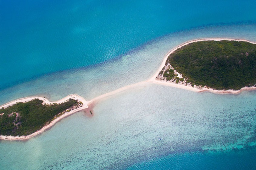 con đường đi bộ giữa biển