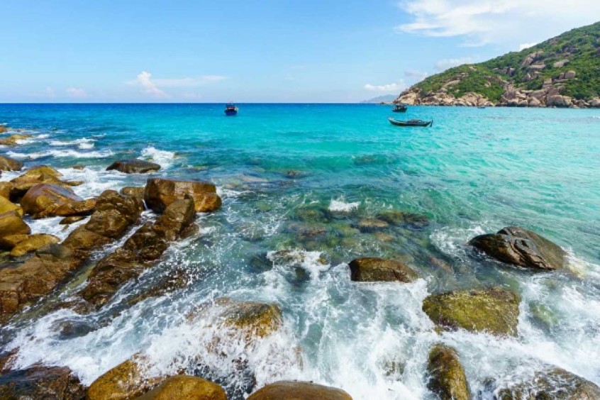 Bãi biển xanh trong tại đảo Bình Ba