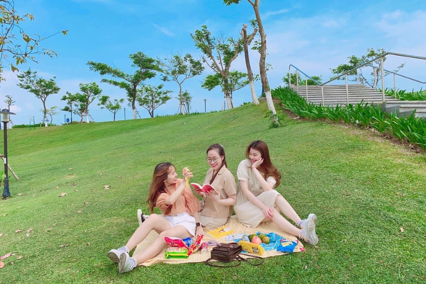 Hoạt động cắm trại gần cầu đi bộ Nguyễn Văn Trỗi Đà Nẵng