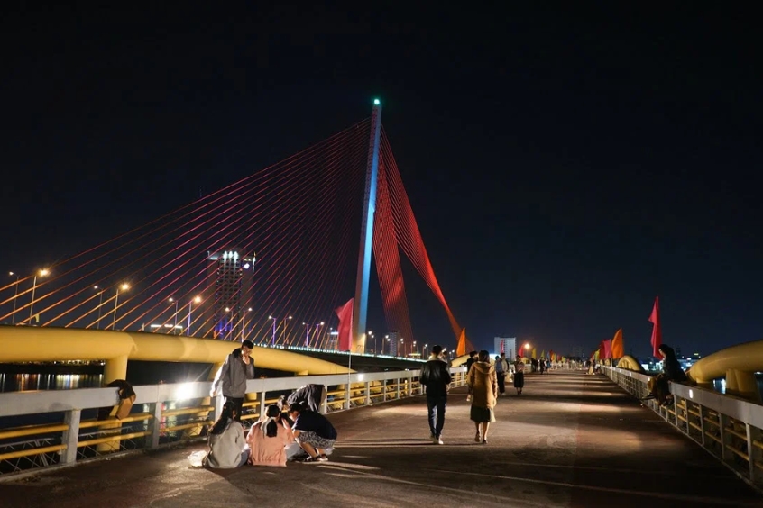 Hình ảnh cầu đi bộ Nguyễn Văn Trỗi về đêm