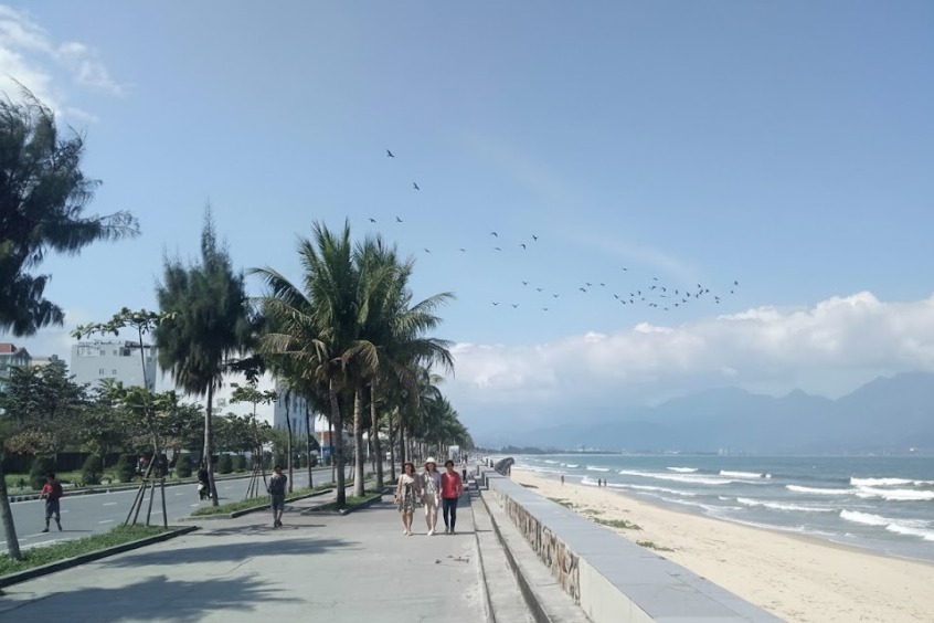 Đi bộ trên đường Nguyễn Tất  Thành