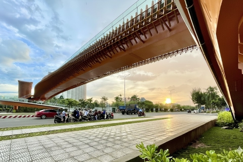 Hoàng hôn trên cầu