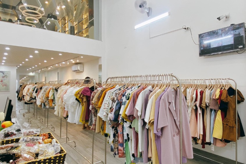  Khu tầng 2 chuyên các mặt hàng thời gian