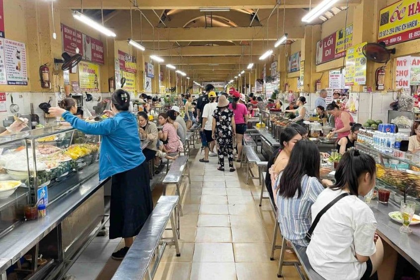 Khu ẩm thực sôi động 