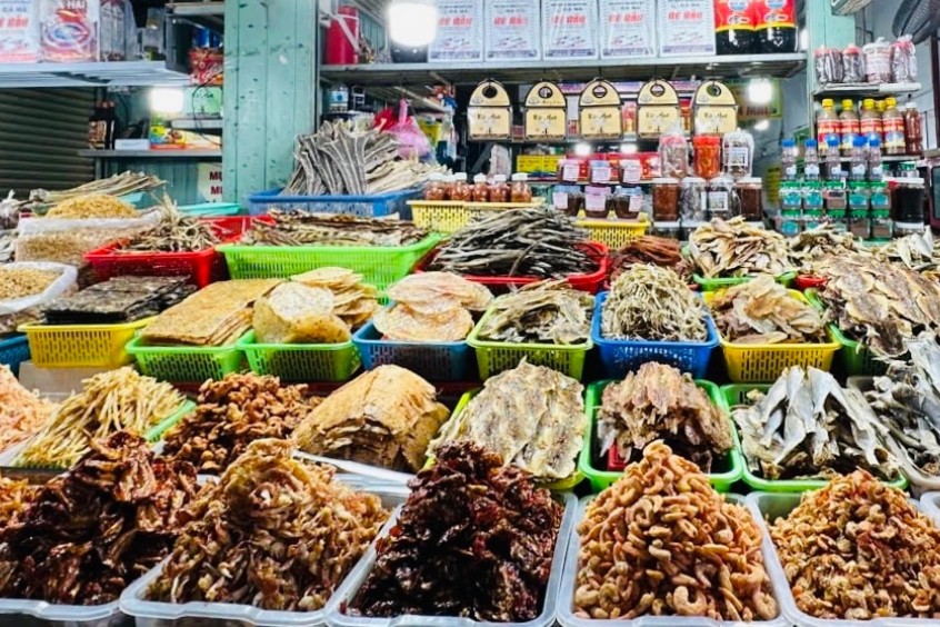 Gian hàng bán đặc sản hải sản khô đa dạng 