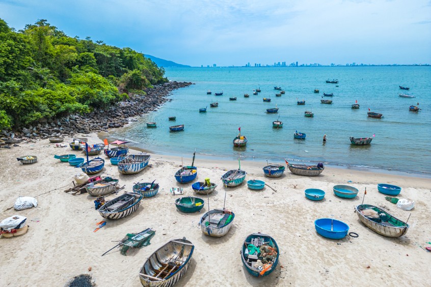 Nằm dưới chân đèo Hải Vân hùng vĩ