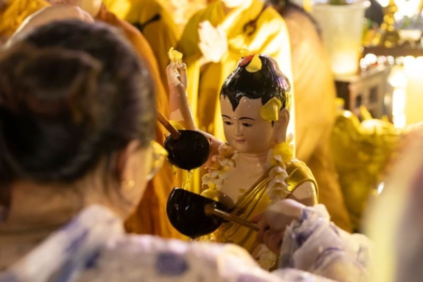 du khách đến lễ phật